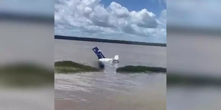 SEM VÍTIMA - Aeronave de pequeno porte cai na proximidades da praia da Baía do Sol, em Mosqueiro, nesta quarta

