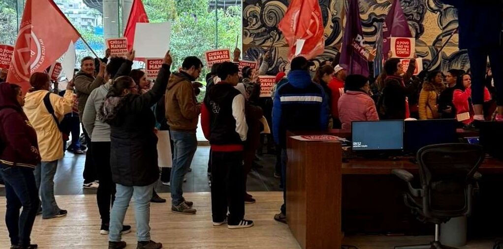 OS 'CHIPADOS' DO LULA - MST invade sede do Itaú em São Paulo protestando por impostos aos ricos; clamam a própria morte 
