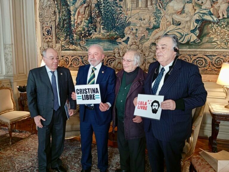 DIPLOMACIA DA CORRUPÇÃO - Na Argentina, Lula posa para foto com cartaz “Cristina Livre”