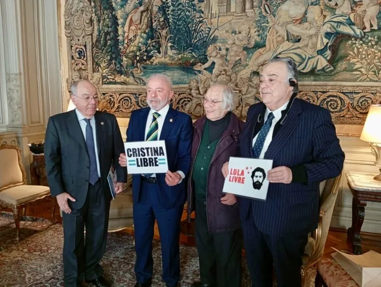 DIPLOMACIA DA CORRUPÇÃO - Na Argentina, Lula posa para foto com cartaz “Cristina Livre”
