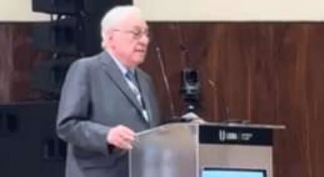 MAIOR JURISTA DO BRASIL - Professor critica ativismo judicial no Gilmarpalooza e é aplaudido de pé