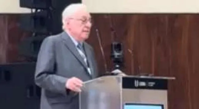 MAIOR JURISTA DO BRASIL - Professor critica ativismo judicial no Gilmarpalooza e é aplaudido de pé