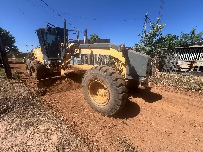 MOBILIDADE URBANA - Prefeitura realiza limpeza e encascalhamento de ruas no Assentamento Canaã, em Porto Velho

