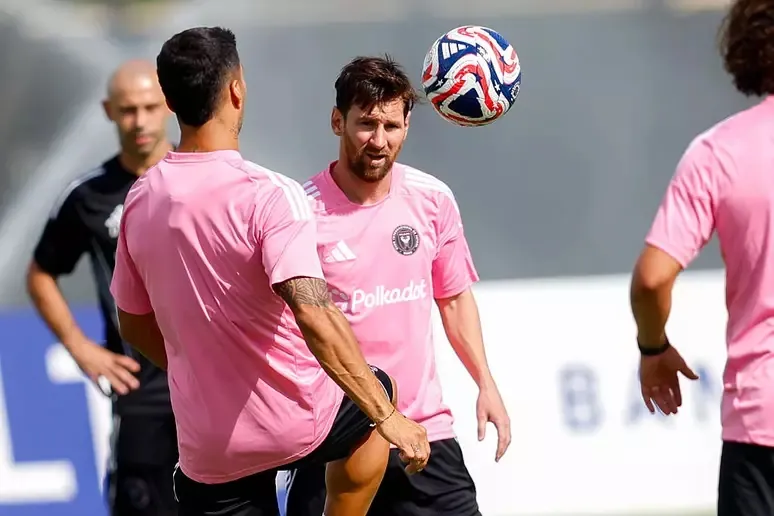 CRAQUE ARGENTINO - Messi negocia com o Al-Ahli e pode reencontrar Cristiano Ronaldo na Arábia Saudita, diz jornal