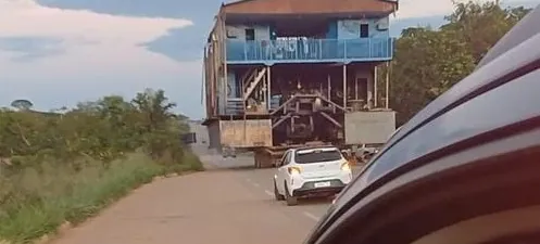 CARGA INUSITADA - PRF flagra motorista embriagado rebocando draga na BR-319

