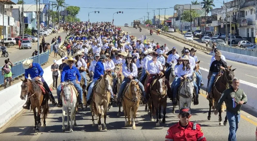 GRANDE FESTA 3 MIL CAVALEIROS - Expojipa 2025 começou com cavalgada histórica atraindo mais de 20 mil pessoas 
