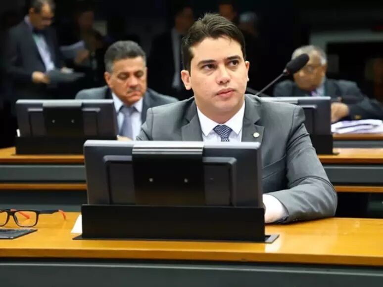 MAIS UM, NUM REGIME DE LADRÕES - Deputado Júnior Mano é Alvo de Busca da PF por Suspeita de Desvios 