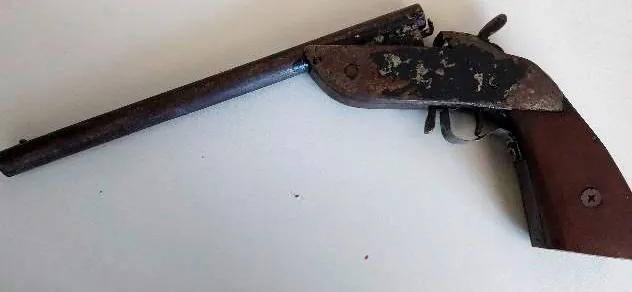 VIOLÊNCIA EM TEIXEIRÓPOLIS – Polícia Militar prende homem com arma de fogo e frustra fuga de adolescente

