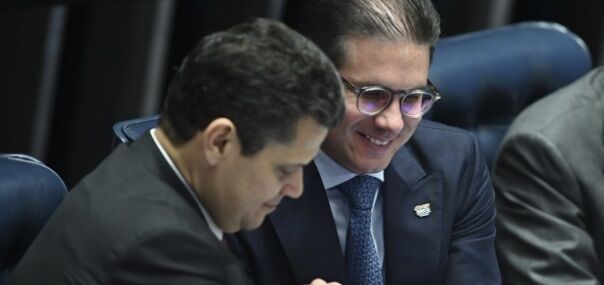 DIÁLOGO E DIPLOMACIA - Alcolumbre e Motta dizem que Congresso está pronto ao diálogo, mas citam Lei da Reciprocidade em nota após tarifaço
