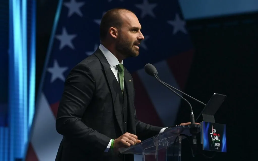'TARIFA MORAES' - Tensão Diplomática: Eduardo Bolsonaro critica tarifa de 50% dos EUA e culpa tirânico ministro do STF