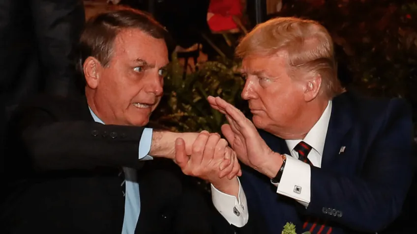 INIMIGO DO 'MUNDO LIVRE' - Bolsonaro elogia “coragem” de Trump e culpa Lula por tarifaço: “Medida não teria ocorrido se eu estivesse no poder”