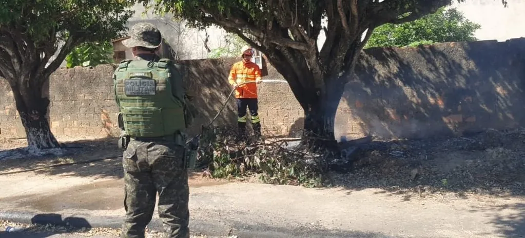 QUEIMADA URBANA - Polícia Ambiental e Bombeiros controlam fogo irregular em Ji-Paraná 

