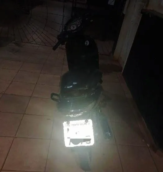 MERCADO DO CRIME - POLÍCIA MILITAR INTERCEPTA SUSPEITOS E RECUPERA MOTOCICLETA ROUBADA EM GUAJARÁ-MIRIM


