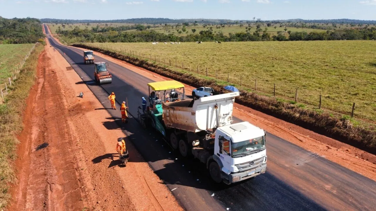 VIA DE ESCOAMENTO DA PRODUÇÃO - Governo de RO investe mais de 320 milhões em pavimentação da TransRondônia; obra está na reta final