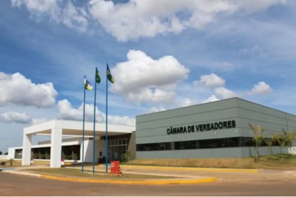 POLÊMICA - Vereadores aprovam auxílio-alimentação de R$ 1,4 mil e população reage com protestos em Vilhena, RO