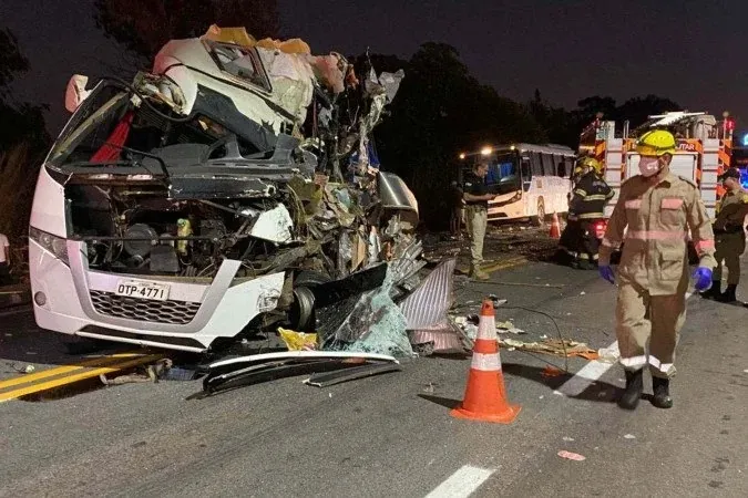 TRAGÉDIA NA MADRUGADA - Acidente com dois ônibus de estudantes deixa mortos em Goiás