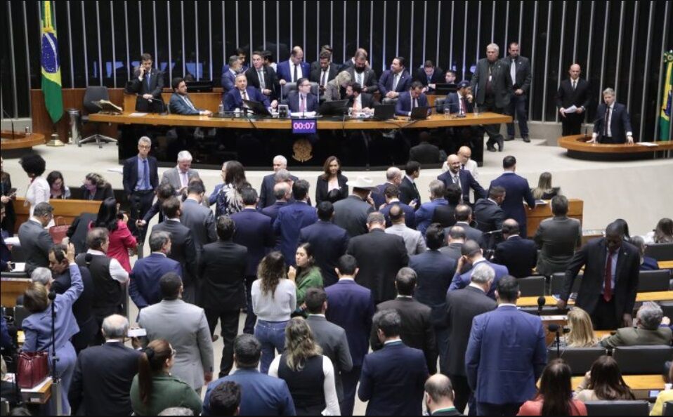 CONGRESSO CONTRA O BRASIL - 85% dos brasileiros desaprovam aumento de deputados de 513 para 531 
