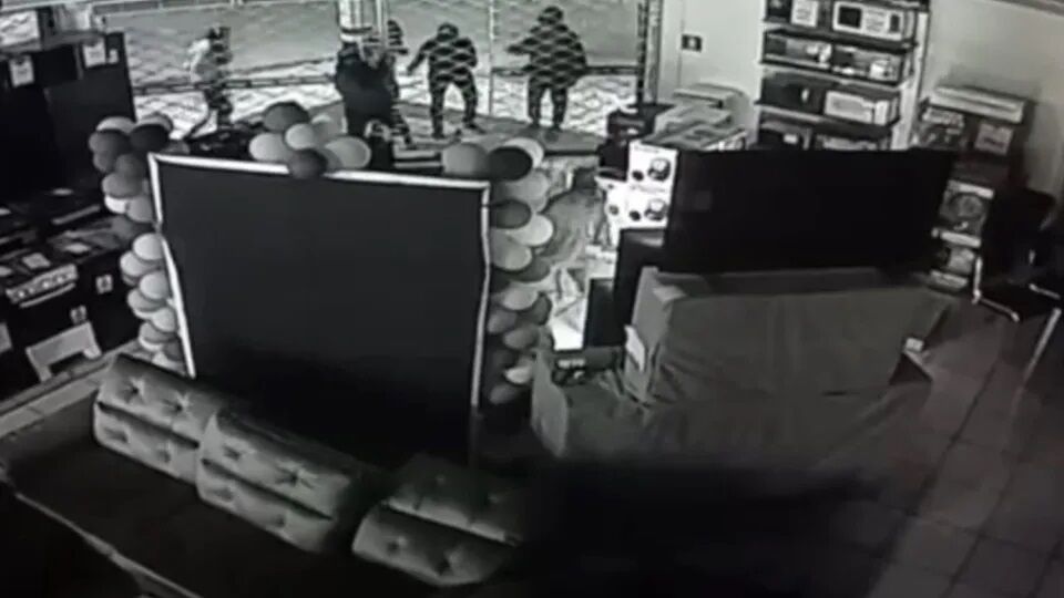 Criminosos invadem loja e furtam televisores na Zona Leste de Porto Velho; veja vídeo