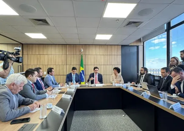 MAIS VOS E MENOR PREÇO - Em reunião com Ministro a deputada Sílvia Cristina cobra mais atenção para Rondônia 