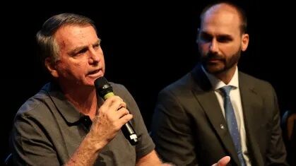 OPERAÇÃO POLÊMICA - Alexandre de Moraes proíbe Bolsonaro de falar com o filho Eduardo
