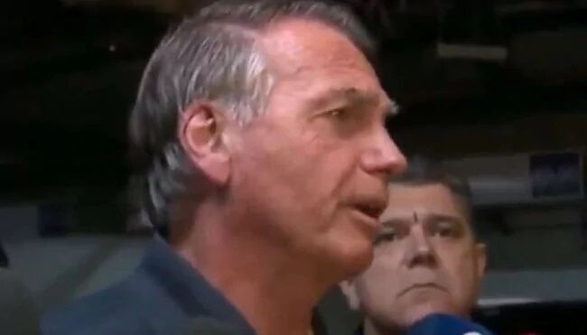 'PROVA PLANTADA' - Bolsonaro faz revelação polêmica sobre pendrive encontrado em sua casa: “Veio do banheiro”
