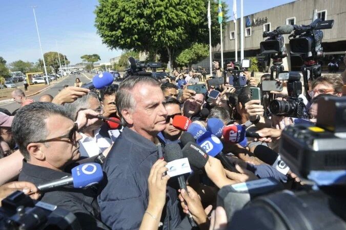 PERSEGUIÇÃO FORA DA LEI - Bolsonaro diz viver "suprema humilhação" após tornozeleira


