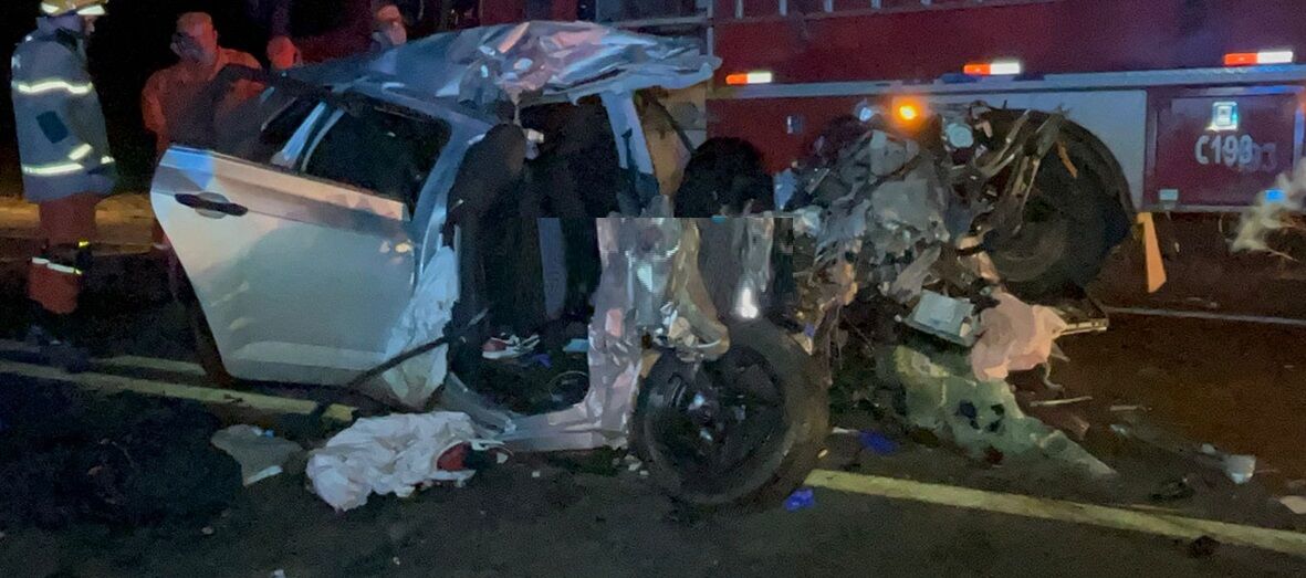 TROMBADA ESMAGADORA - Tragédia na BR-364: Três homens morrem em colisão frontal entre carro e carreta em Candeias do Jamari 
