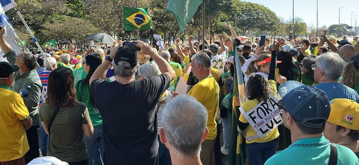 O CLAMOR DO POVO - Povo sai às ruas em impressionante manifestação espontânea (veja o vídeo)