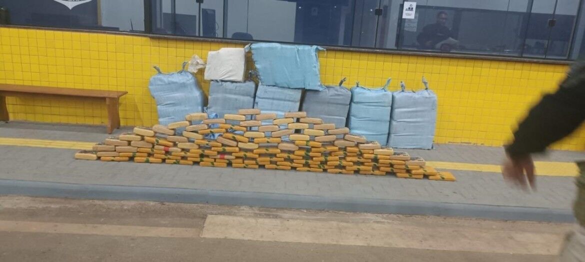 EM VILHENA - PM apreende quase meia tonelada de maconha em carreta e prende motorista
