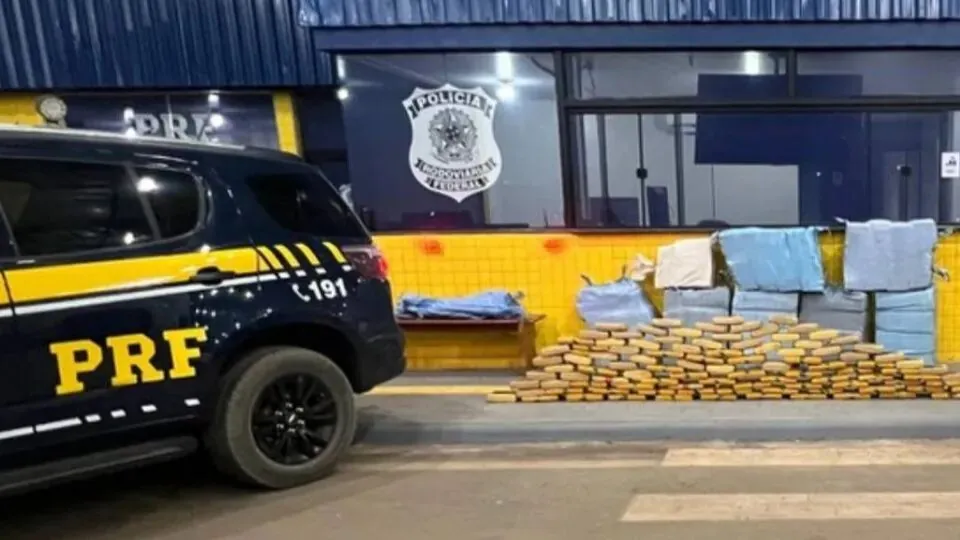 COMBATE AO CRIME - PRF apreende drogas, armas e madeira ilegal durante operação em Rondônia
