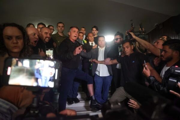NA CÂMARA - Bolsonaro mostra tornozeleira e diz: “Vale para mim é a lei de Deus”; assista ao vídeo