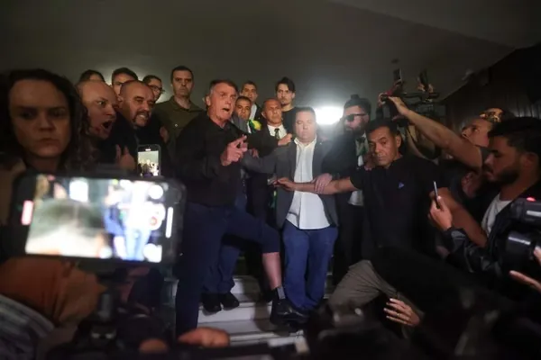 NA CÂMARA - Bolsonaro mostra tornozeleira e diz: “Vale para mim é a lei de Deus”; assista ao vídeo
