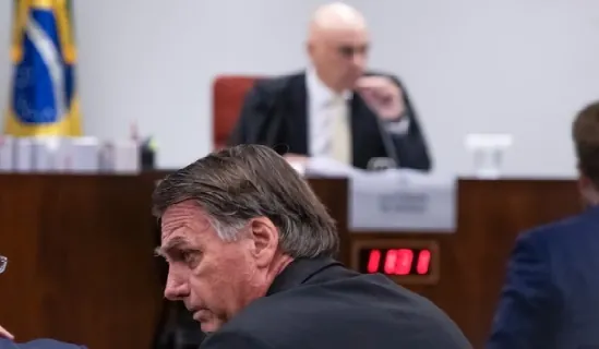 SUBMISSA E SUBMETIDA - Alexandre de Moraes calou a boca de Bolsonaro e também a da imprensa

