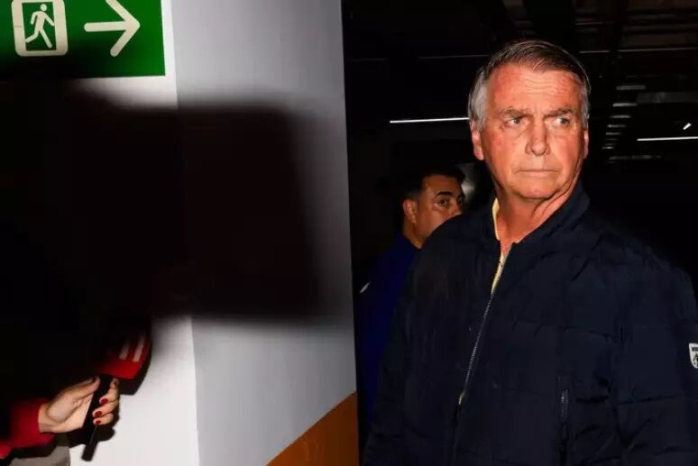 EM SILÊNCIO - À espera da decisão de Moraes, Bolsonaro vai à sede do PL: 'Sabem que não posso falar'