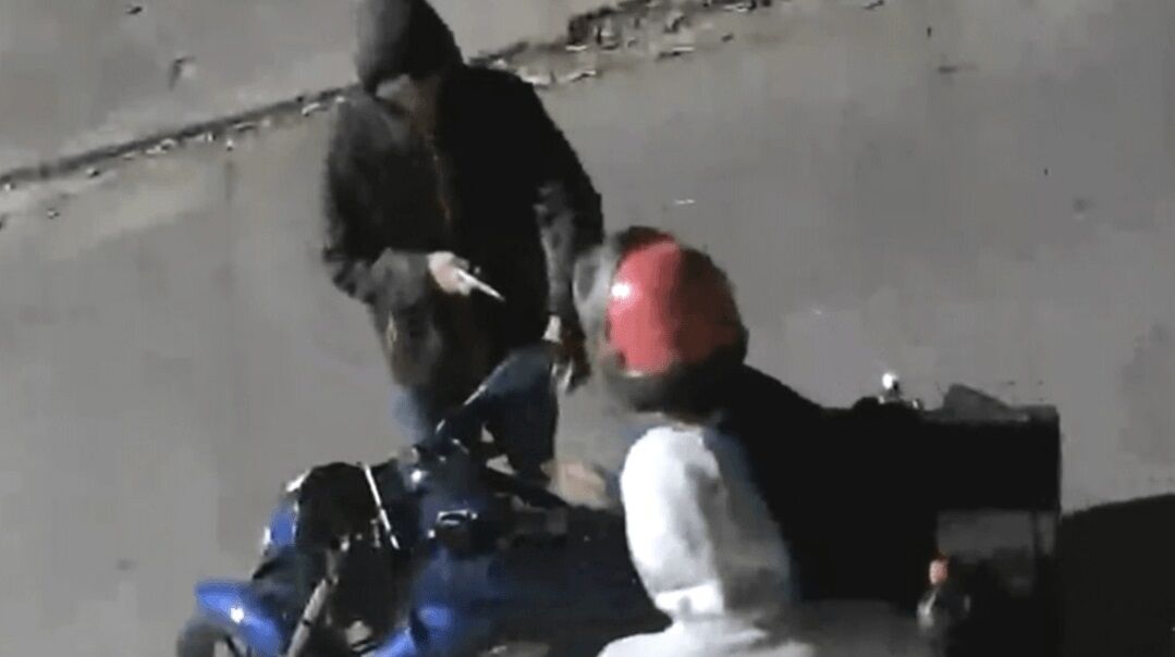 ATAQUES DE BANDIDOS AO TRABALHADOR -  Entregador de aplicativo cai em emboscada e tem moto roubada em Porto Velho 

