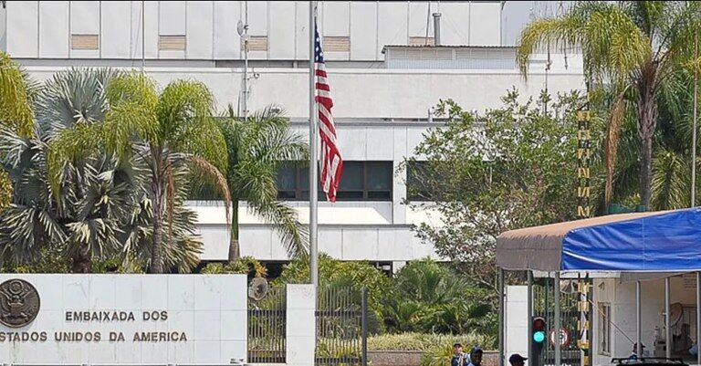 DEIXANDO SÓ O NECESSÁRIO - EUA fazem leilão de bens no Brasil às vésperas de tarifaço contra o país