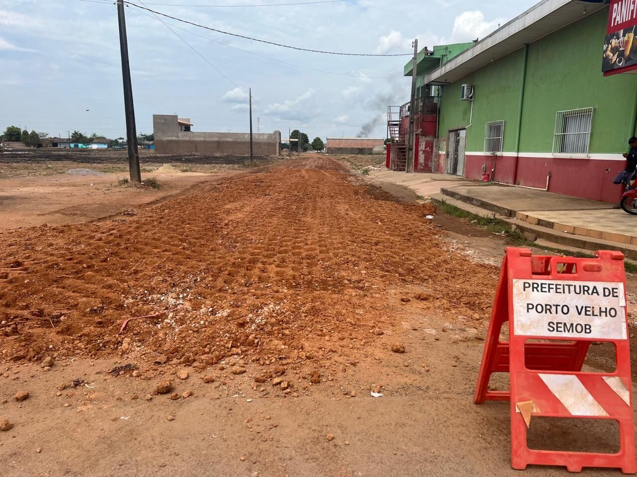 Rua Antônio Violão recebe serviços de preparação para asfalto no bairro Escola de Polícia