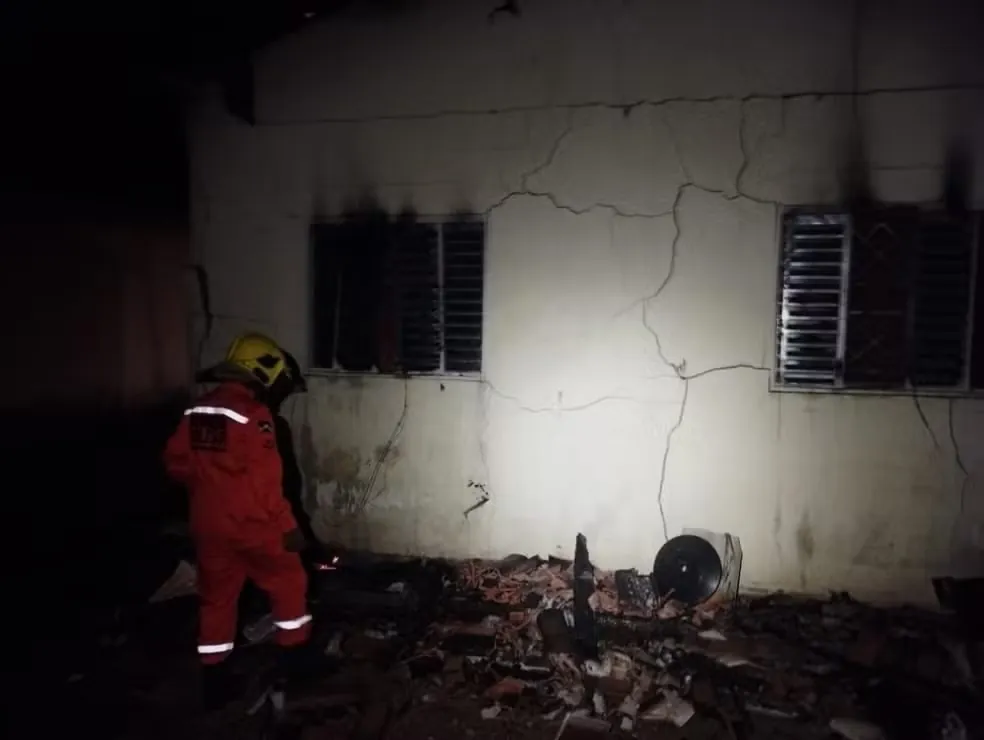 EM JARU - Mulher morre carbonizada dentro da própria casa durante incêndio em RO
