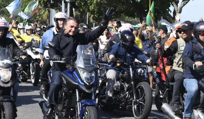 AO VIVO - Bolsonaro participa de evento com motociclistas