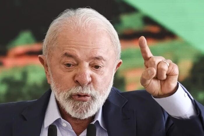 'BRAVATEIRO' INCOMPETENTE AFUNDA O BRASIL - Defesa de Trump a Bolsonaro custará caro para os americanos