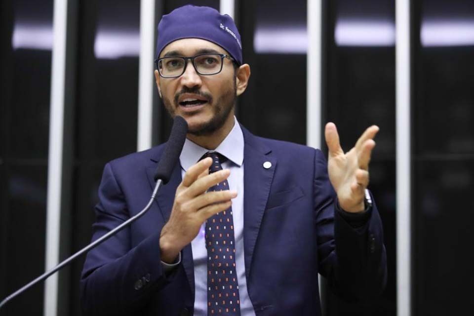OPINIÃO DE VICTÓRIA BACON - FERNANDO MÁXIMO NÃO ESTÁ BLEFANDO AO ANUNCIAR SUA PRÉ-CANDIDATURA AO GOVERNO DE RO
