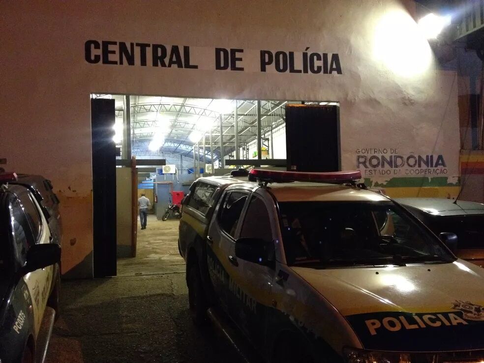 COVARDIA - Homem é preso após ameaçar e agredir esposa após encontrar a casa suja
