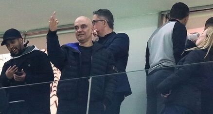 INDIGNO DA TOGA DO STF - Moraes vai a jogo do Corinthians e faz gesto obsceno