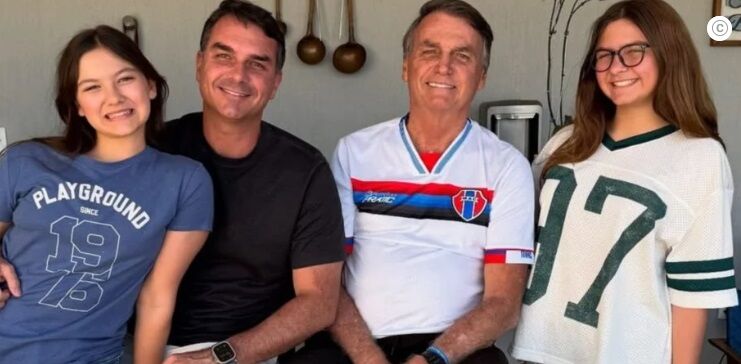 "OS HUMILHADOS SERÃO EXALTADOS" - Flávio visita Bolsonaro e diz que pai está em “prisão domiciliar”