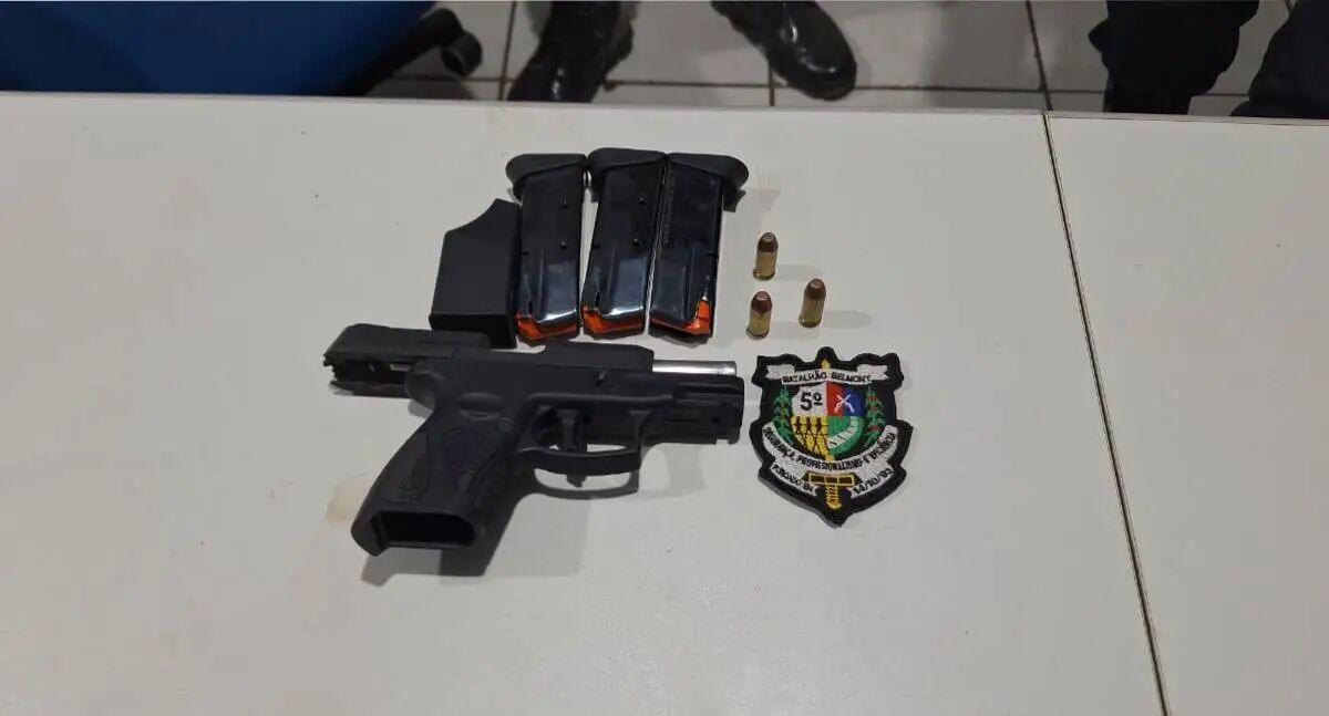 ARMA ROUBADA - Casal é preso com pistola calibre .40 após denúncia anônima em Candeias do Jamari
