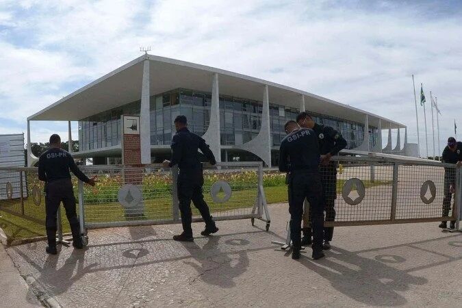PODERES ISOLADOS DO POVO - GSI recoloca grades ao redor do Planalto um dia após prisão de Bolsonaro: "Medida de reforço"