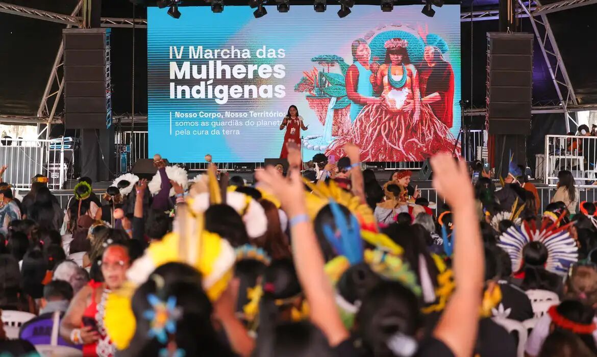 MILITÂNCIA ENSAIADA E ESTIMULADA - Evento em Brasília reúne 5 mil mulheres indígenas que pedem proteção