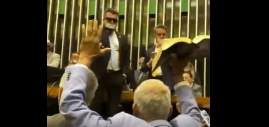 OBSTRUÇÃO DA OPOSIÇÃO - Deputados de esquerda chegam ao Congresso e plenário vira tumulto; fim de recesso tumultuado
