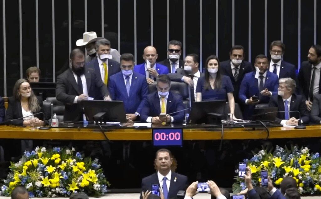PAUTA TRAVADA - Oposição passa a noite no Senado e na Câmara em protesto

