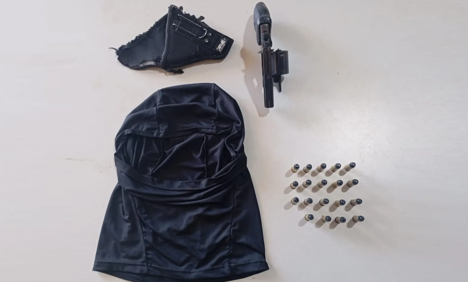 PATRULHAMENTO RURAL - POLICIAIS MILITARES DE RONDÔNIA PRENDEM HOMEM DE 28 ANOS ARMADO COM REVOLVER EM ÁREA RURAL DE VILHENA